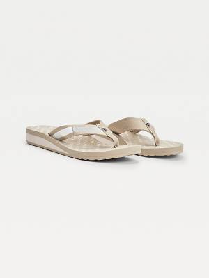 Sandalias Tommy Hilfiger Flag Plaque Mid-Wedge Flip-Flop Mujer Beige | TH425OEH